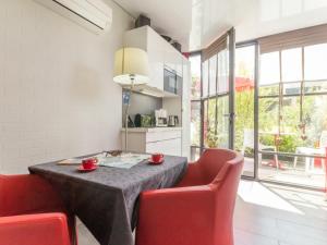 南特Gîte Nantes, 1 pièce, 2 personnes - FR-1-306-1182的一间带桌子和红色椅子的用餐室