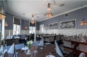 弗莱克菲尤尔弗莱克菲尤尔大酒店的用餐室配有桌椅和吊灯。