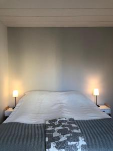 图尔库Garden Street Family的一间卧室配有一张带两盏灯的大型白色床。