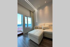 瓜埠Ikiru Japanese Tatami Convenient Seaview Apartment的客厅配有白色沙发和窗户