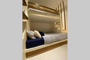 瓜埠Ikiru Japanese Tatami Convenient Seaview Apartment的一间小卧室,配有壁橱内的一张床