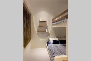 瓜埠Ikiru Japanese Tatami Convenient Seaview Apartment的一间客房内配有双层床的房间
