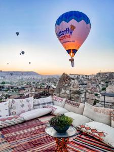 格雷梅Luvi Cave Hotel的飞过城市的热气球