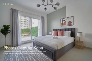 迪拜Stella Stays Fabulous Studio Dubai JVC Large Terrace的一间卧室设有一张床和一个大窗户