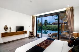 乌布Villa Harmony by BaliSuperHost的一间卧室配有一张床,享有游泳池的景色