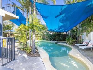 萨拉曼德湾Dolphin Lagoon Luxury Escape的游泳池上方设有蓝色遮阳伞