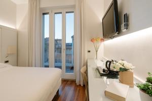维罗纳Hotel Giulietta e Romeo ***S的白色的酒店客房,配有床和电视