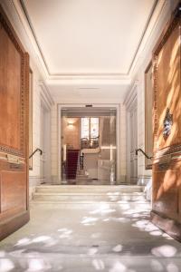 波尔多Villas Foch Boutique Hotel & Spa Bordeaux的大楼内带大门的走廊