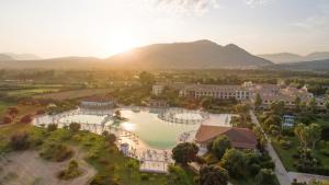 奥罗塞伊马里纳海滩俱乐部酒店的享有度假村的空中景致,以山脉为背景