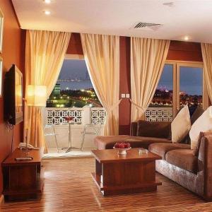 科威特Spice Hotel的带沙发和大窗户的客厅