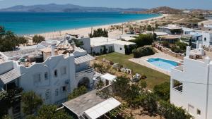 纳克索乔拉Aqua Naxos Apartments & Suites的享有房子和海滩的空中景致