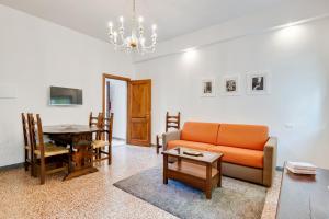 佛罗伦萨The Country in the City - Parco delle Cascine Apartments的客厅配有橙色沙发和桌子