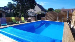 BaronGîtelabaronnaise avec piscine chauffée prés parc Asterix的后院的蓝色海水游泳池