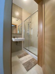 比尔泽布贾Rock Bay的一间带玻璃淋浴和水槽的浴室