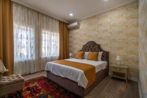 巴库NAR BOUTIQUE HOTEL的一间卧室设有一张大床和砖墙