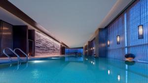 重庆重庆丽晶酒店，洲际酒店集团旗下的一座建筑物中央的游泳池