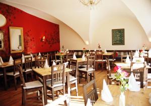 艾夏Naturschlosshotel Blumenthal的一间带木桌和椅子以及黑板的餐厅