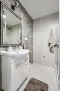 皮拉Niron Apartament Dom z Papieru Sztokholm的白色的浴室设有水槽和淋浴。
