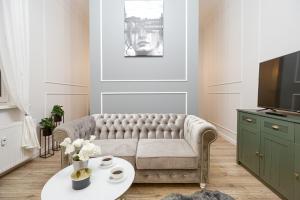 皮拉Niron Apartament Dom z Papieru Sztokholm的客厅配有沙发和桌子