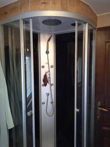 沙勒罗瓦Sweet home的一间设有两个玻璃门的淋浴间
