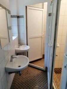 波兰尼卡-兹德鲁伊Baltic Home的一间带水槽、镜子和门的浴室