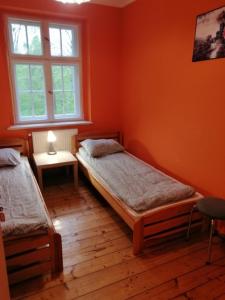 波兰尼卡-兹德鲁伊Baltic Home的一间卧室设有两张床和窗户。