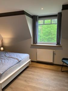 瓦伦Eldenholz FeWo8的一间卧室设有一张床和一个窗口