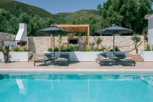 卡利地亚Villa Verde的游泳池旁设有躺椅和遮阳伞的游泳池