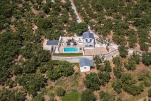 卡利地亚Villa Verde的享有带游泳池的房屋的空中景致