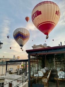 格雷梅Aren Cave Hotel And Art Gallery的一组热气球在天空中飞行