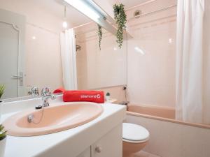 圣让-德吕兹Apartment Parc de Maldagora-2 by Interhome的一间带水槽和卫生间的浴室