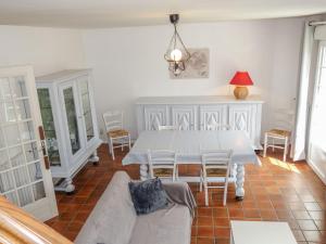 圣马洛圣马洛4172度假屋的一间配备有白色桌椅的用餐室