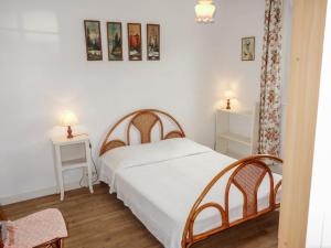 圣马洛圣马洛4172度假屋的一间卧室配有一张床、两张桌子和两盏灯。