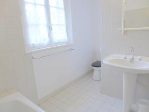 圣马洛圣马洛4172度假屋的白色的浴室设有水槽和卫生间。