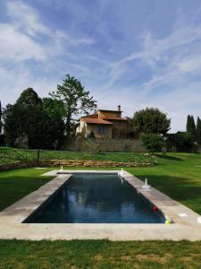 圣吉米纳诺Teruzzi Country House的水池,有房子的背景