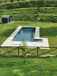 圣吉米纳诺Teruzzi Country House的一个带草地的庭院内的游泳池