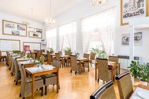 维也纳新城中央酒店的用餐室配有木桌和椅子