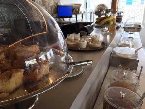 阿波罗尼亚V-rooms in Milos Cyclades的柜台上的自助菜谱,包括蛋糕和甜点