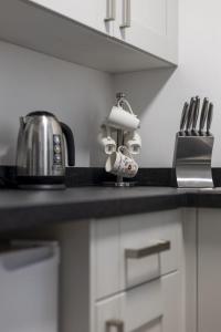 韦克菲尔德2D SPV Double En-suite Room的厨房柜台设有水槽和咖啡壶