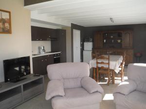 达默Hof ter Langeleye Planke的一间带两把白色椅子的客厅和一间厨房