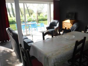 达默Hof ter Langeleye Planke的一间带桌椅的用餐室和一个庭院