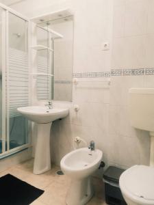 里斯本Oriente DNA Studios III的白色的浴室设有水槽和卫生间。