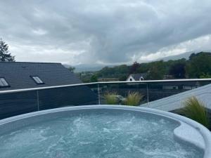 Tal-y-CafnThe Tal-Y-Cafn Hotel的屋顶上的热水浴池,享有美景