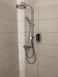 蒙绍besttime Hotel Monschau的浴室内配有淋浴和头顶淋浴