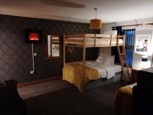 巴利卡斯尔卡内特利住宿加早餐旅馆的一间卧室配有两张双层床。