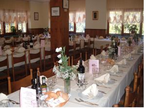 Gerola Alta皮奈特酒店的长桌,带葡萄酒和面包