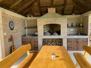 科雷尼察Milka house的厨房配有木桌和砖炉