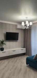 波尔塔瓦Квартира в центре的客厅设有壁挂式平面电视。