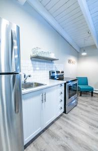 蓝山Boutique Suite #6的厨房配有不锈钢冰箱和水槽