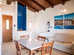 内比达La Casa Del Mare Tanca Piras的客厅配有桌子和沙发